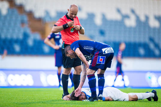 Akropolis Panajotis Dimitriadis (liggandes) har ont bredvid