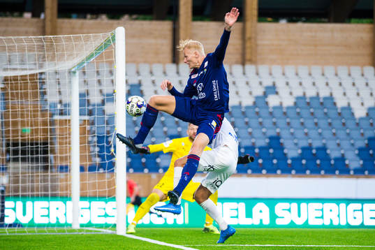 Östers Filip Örnblom med en målchans