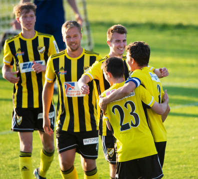 IFK Hässleholms Isak Orajärvi har nätat och grattas i