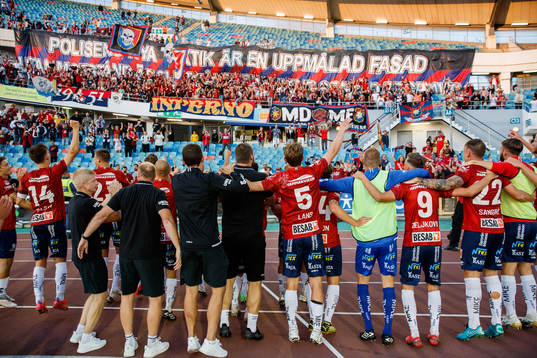 Örgrytes spelare jublar framför supportrarna