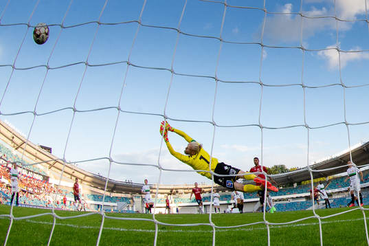 Örgrytes Anton Andreasson skjuter 1-0 bakom GAIS målvakt