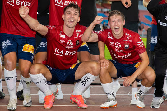 Örgrytes Daniel Paulson och Anton Andreasson  firar segern