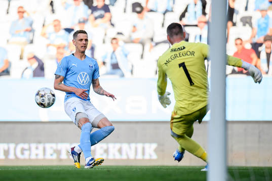 Sören Rieks of Malmö FF and goalkeeper Allan McGregor of