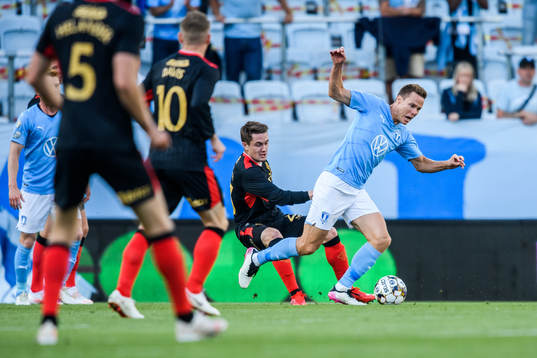 Scott Wright of Rangers and Niklas Moisander of Malmö FF