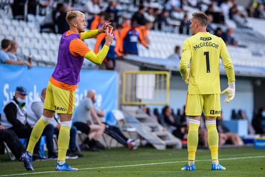 goalkeeper Allan McGregor (r) in a discussion with a