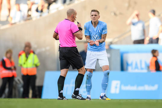 Sören Rieks of Malmö FF reacts against Referee Szymon