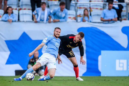 Lasse Nielsen of Malmö FF and Steven Davis of Rangers