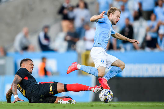 James Tavernier of Rangers and Oscar Lewicki of Malmö FF