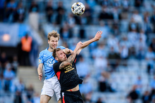 Oscar Lewicki of Malmö FF and Scott Arfield of Rangers