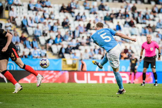 Sören Rieks of Malmö FF scores 1-0