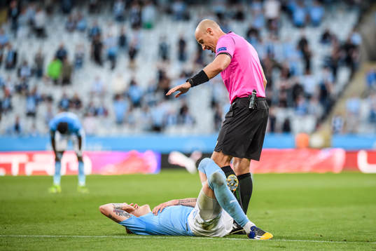 Sören Rieks of Malmö FF and Referee Szymon Marciniak