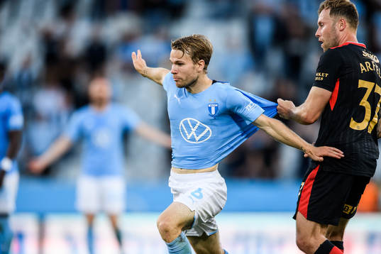 Oscar Lewicki of Malmö FF and Scott Arfield of Rangers