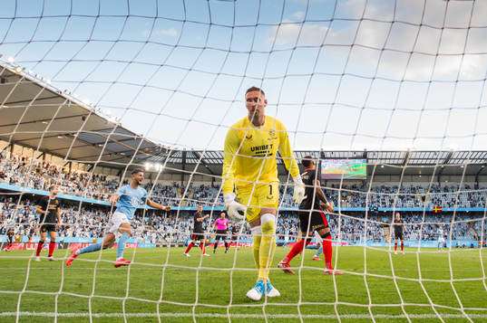 Antonio Colak of Malmö FF (L) celebrates