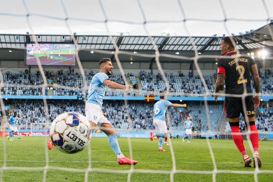 Antonio Colak of Malmö FF (L) celebrates
