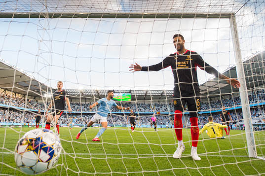 Antonio Colak of Malmö FF (m) celebrates
