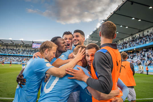 Veljko Birmancevic celebrate with Oscar Lewicki, Bonke