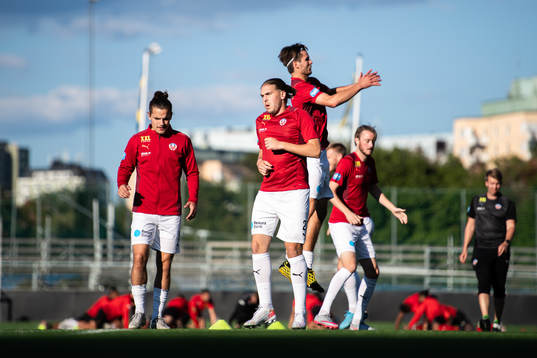 Helsingborgs Charlie Weberg värmer upp