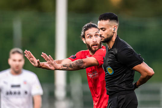 Vasalunds Elias Durmaz och domare Farouk Nehdi