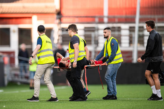 Vasalunds Adam Id Salem bärs av planen på bår
