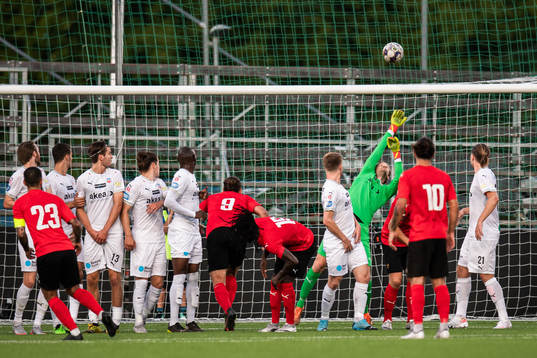 Helsingborgs målvakt Anders Lindegaard räddar en frispark