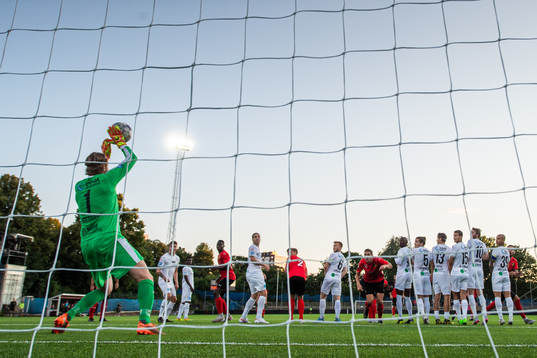 Helsingborg målvakt Anders Lindegaard räddar en frispark