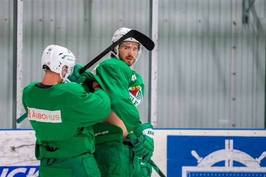 Rögles Ted Brithén  hjälper Dennis Everberg med