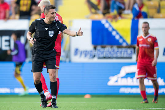 Referee Pawel Gil