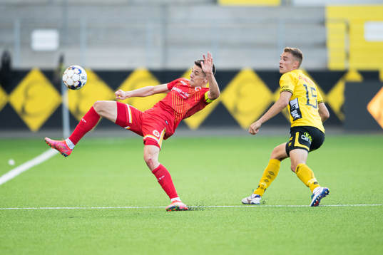 Haris Ovčina of Velez Mostarand Leo Väisänen of Elfsborg