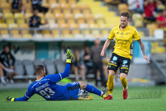 Rasmus Alm of Elfsborg and goalkeeper Slaviša Bogdanović