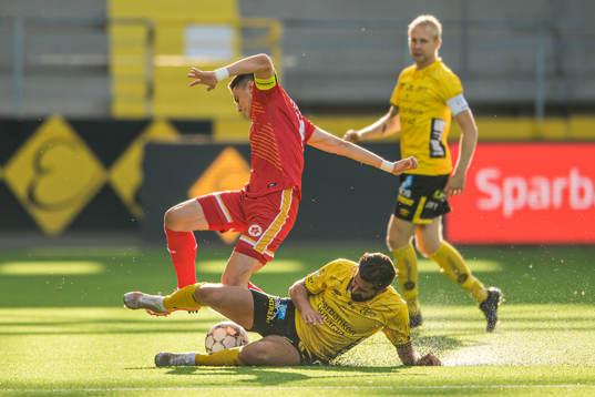 Haris Ovčina of Velez Mostar and Frederik Holst of Elfsborg