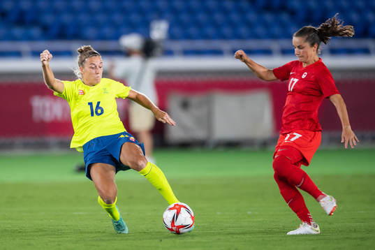 Filippa Angeldahl of Sweden and Jessie Fleming of Canada in