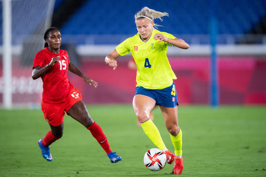 Nichelle Prince of Canada and Hanna Glas of Sweden in the