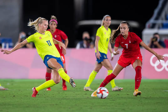 Stina Blackstenius of Sweden and Julia Grosso of Canada in