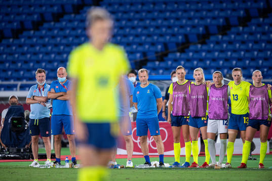 Coaches and players of Sweden at penalties in the women’s