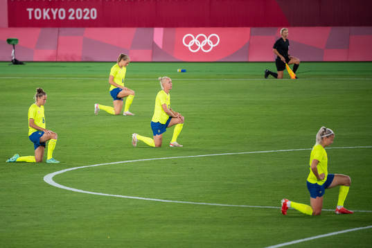 Players of Sweden takes a knee