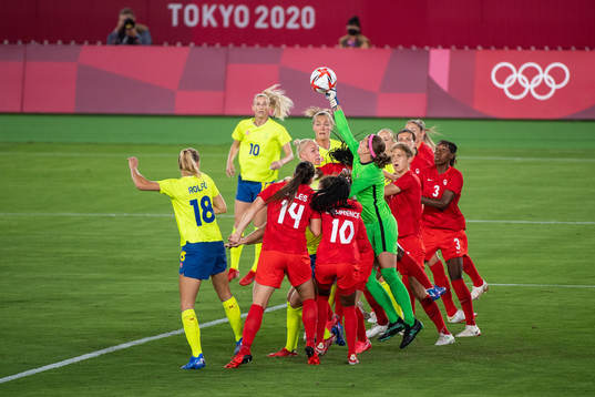 Players of Sweden and of Canada in the women’s football