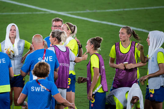 Hanna Glas and Nathalie Björn of Sweden with towels in the