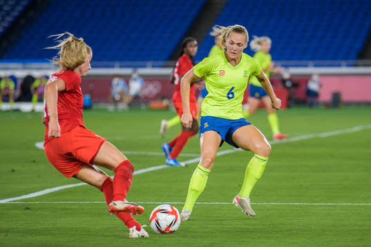 Janine Beckie of Canada and Magdalena Eriksson of Sweden in