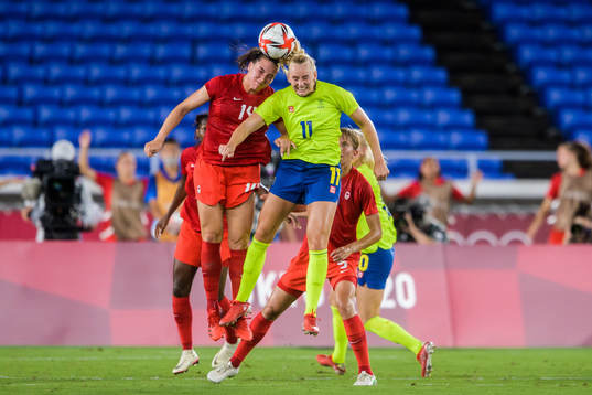 Vanessa Gilles of Canada and Stina Blackstenius of Sweden