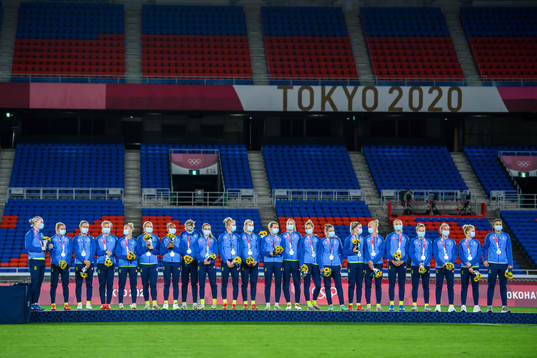 Players of Sweden receieve their silver medals