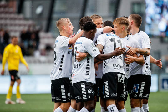Örebros Nahir Besara jublar med lagkamrater