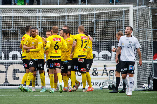 Mjällbys Joel Nilsson jublar med lagkamrater