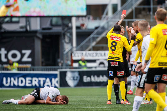 Mjällbys Enock Kofi Adu får ett rött kort