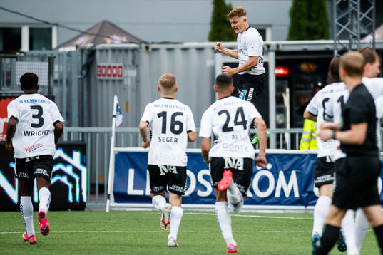 Örebros Dennis Collander jublar