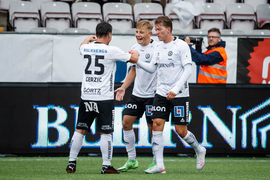 Örebros Dennis Collander jublar