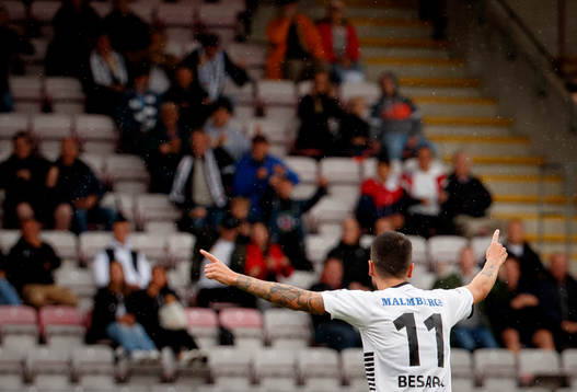 Örebros Nahir Besara gör 1-0 och jublar