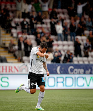 Örebros Nahir Besara gör 1-0 och jublar