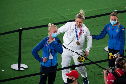 Player of Unites states hugs Caroline Seger and Kosovare