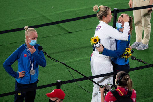 Player of Unites states hugs Kosovare Asllani of Sweden