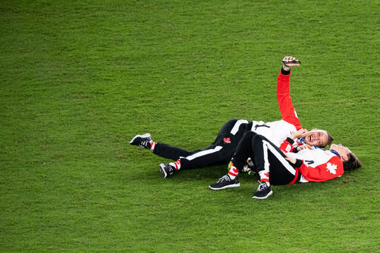 Players of Canada with cellphones